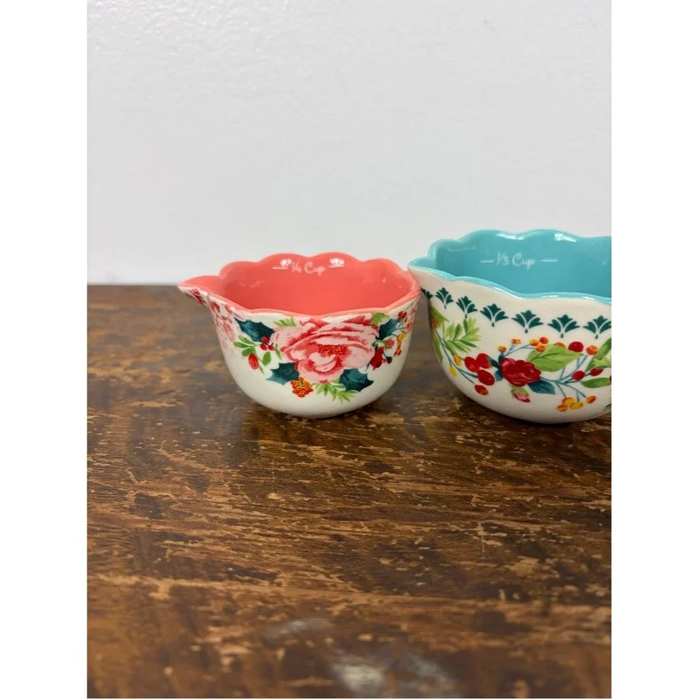 The Pioneer Woman Cheerful rose floral ceramic measuring cup set